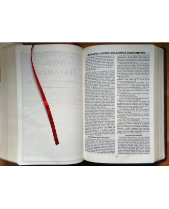 Biblia cu explicatii de lux - aurita pe margini,coperti piele, culoare visinie.
