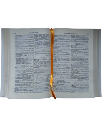 Biblie mijlocie de lux coperti cartonate de culoare alba, aurită pe margini, ştanţat cruce si harti
